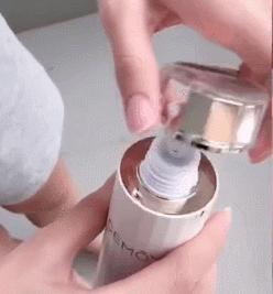 有了水乳精华脸嫩了,有了这些护肤品会更年轻