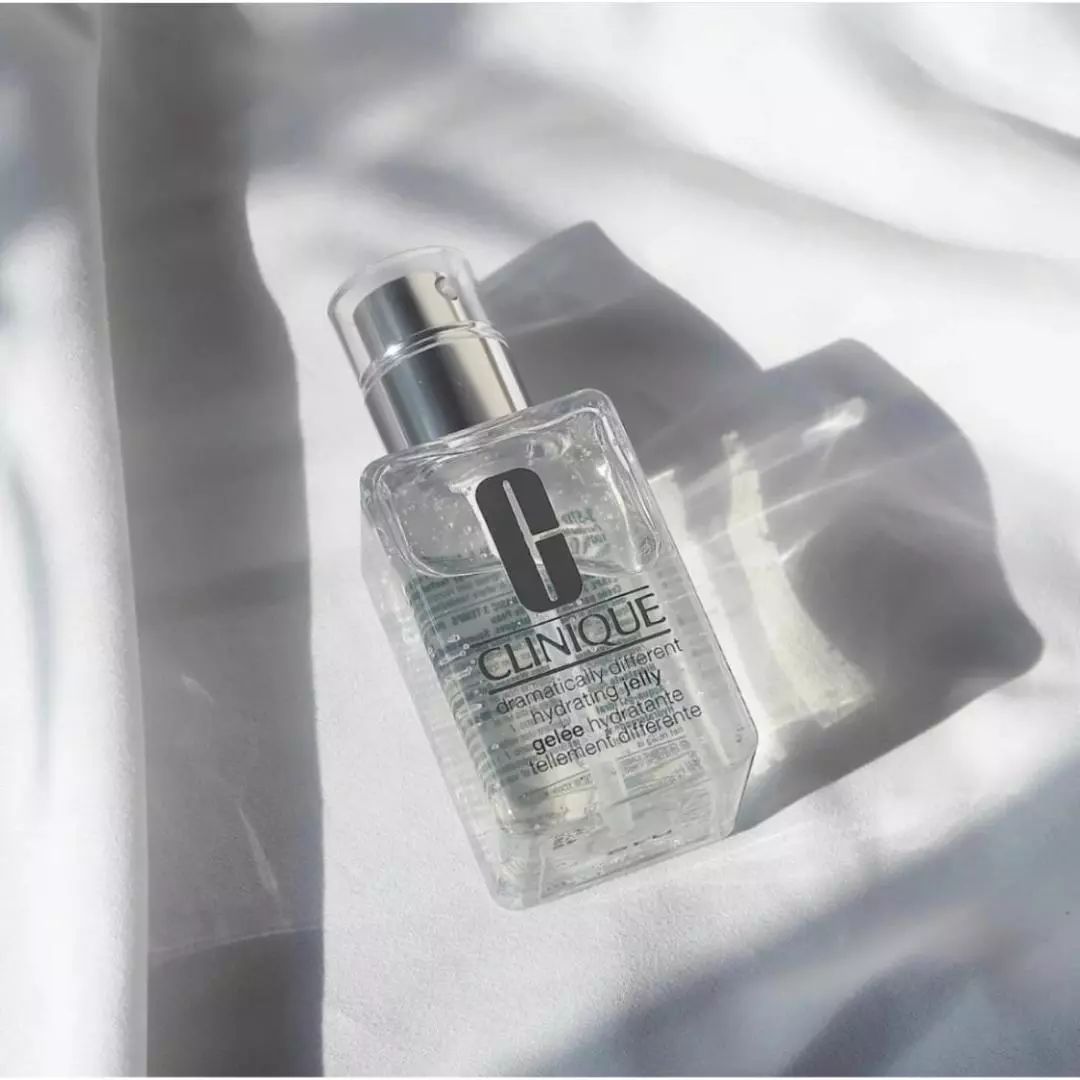 有了水乳精华脸嫩了,有了这些护肤品会更年轻