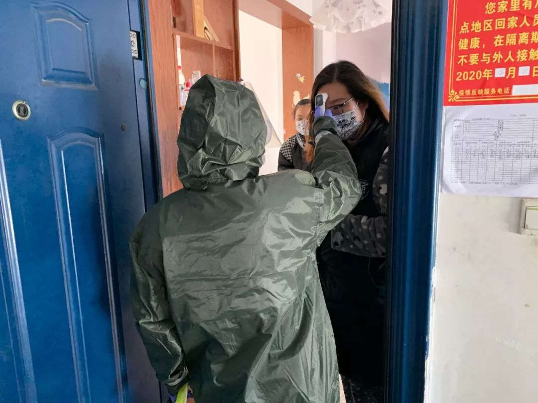 13岁女童独自在家，社区工作人员当起“临时父母”