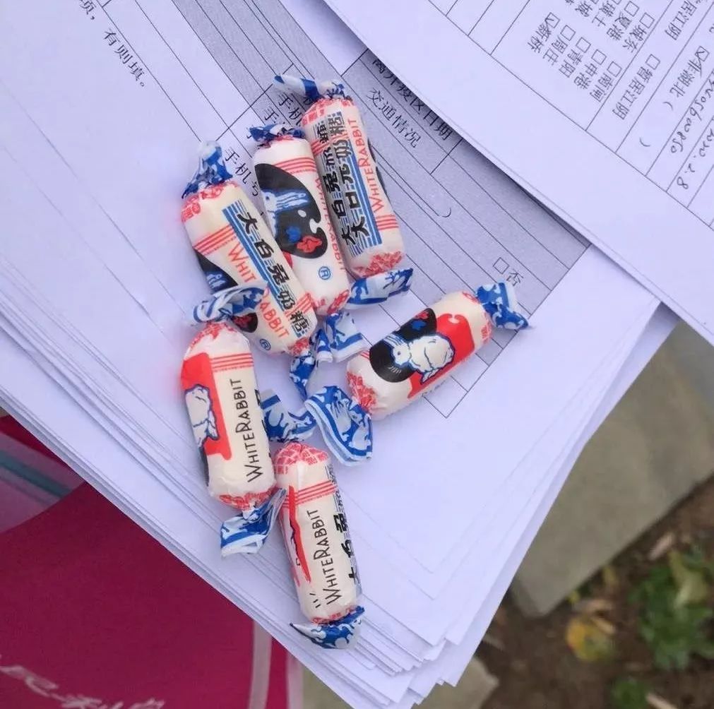 口罩挡住你的脸挡不住美好的心灵,口罩挡住了脸却挡不住微笑的双眼