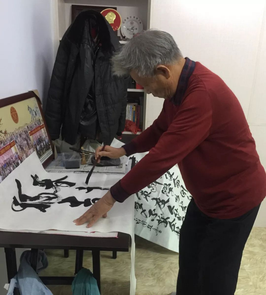 【*党**旗飘扬】“就是这个药膏，多谢！多谢！”