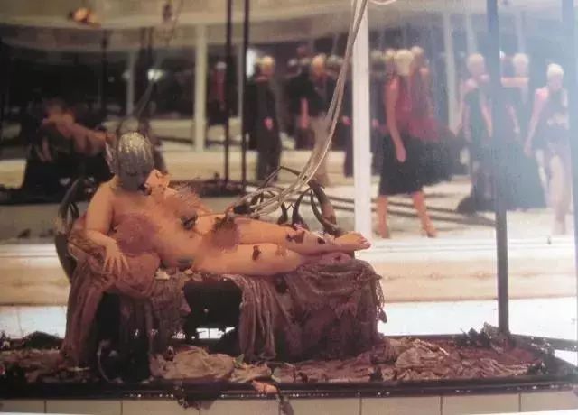 麦昆13年照片,麦昆怎么去世的