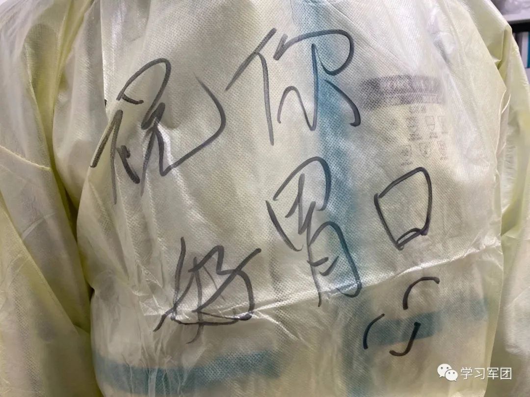 抗疫一线的白衣感动瞬间,武汉疫情防护服上写精忠报国