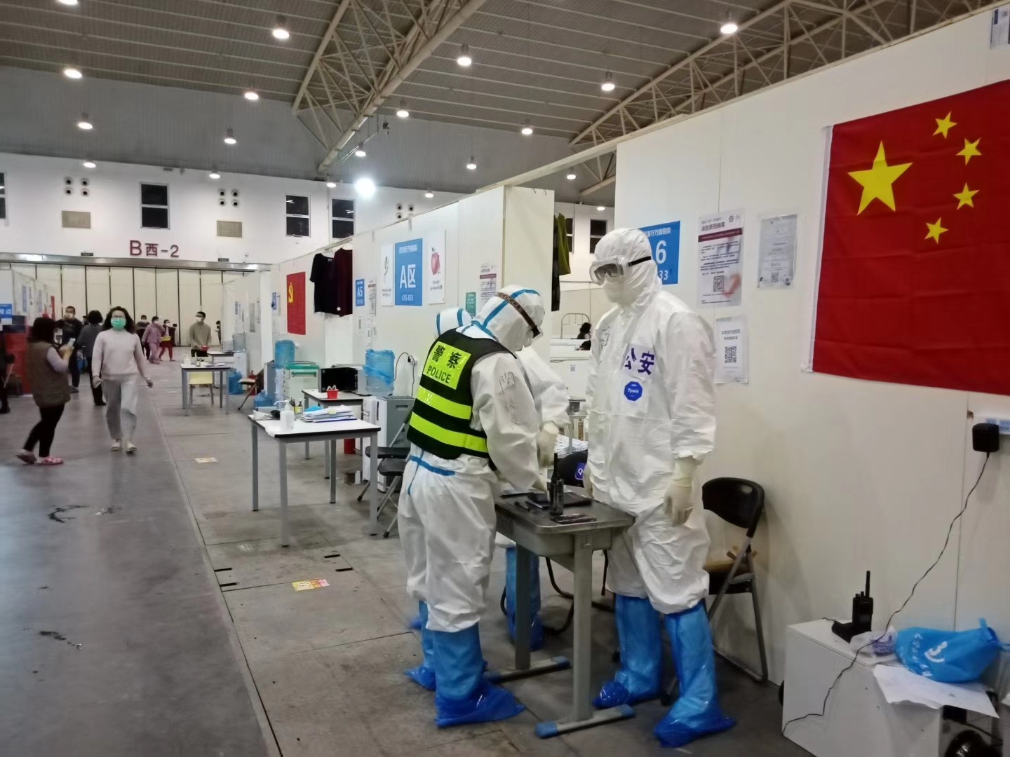 方舱医院里的集体生活：支援队、广场舞与互助组