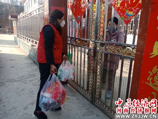 志愿者以实际行动践行雷锋精神,志愿服务不停步雷锋精神谱新篇