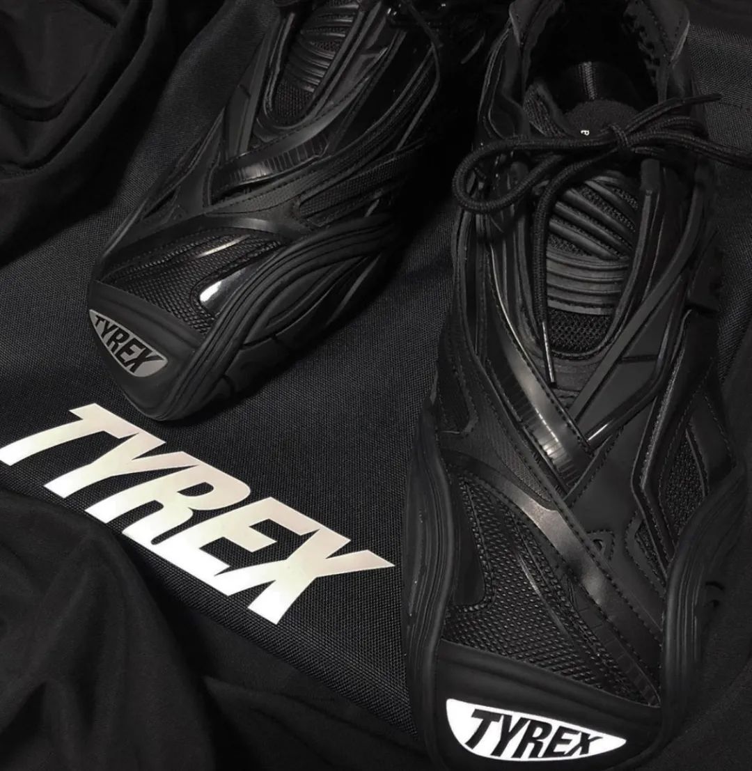 发现时髦的女人都在穿这3双鞋,穿了两只不同鞋子发朋友圈