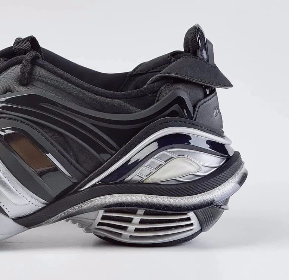 发现时髦的女人都在穿这3双鞋,穿了两只不同鞋子发朋友圈