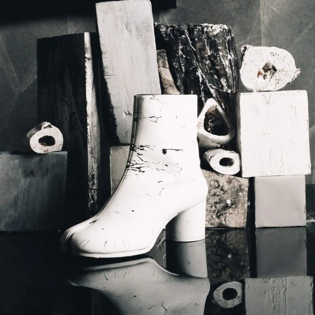 发现时髦的女人都在穿这3双鞋,穿了两只不同鞋子发朋友圈