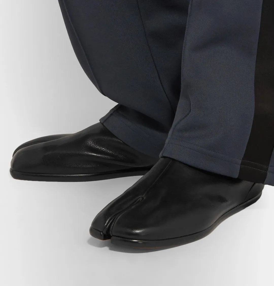 发现时髦的女人都在穿这3双鞋,穿了两只不同鞋子发朋友圈