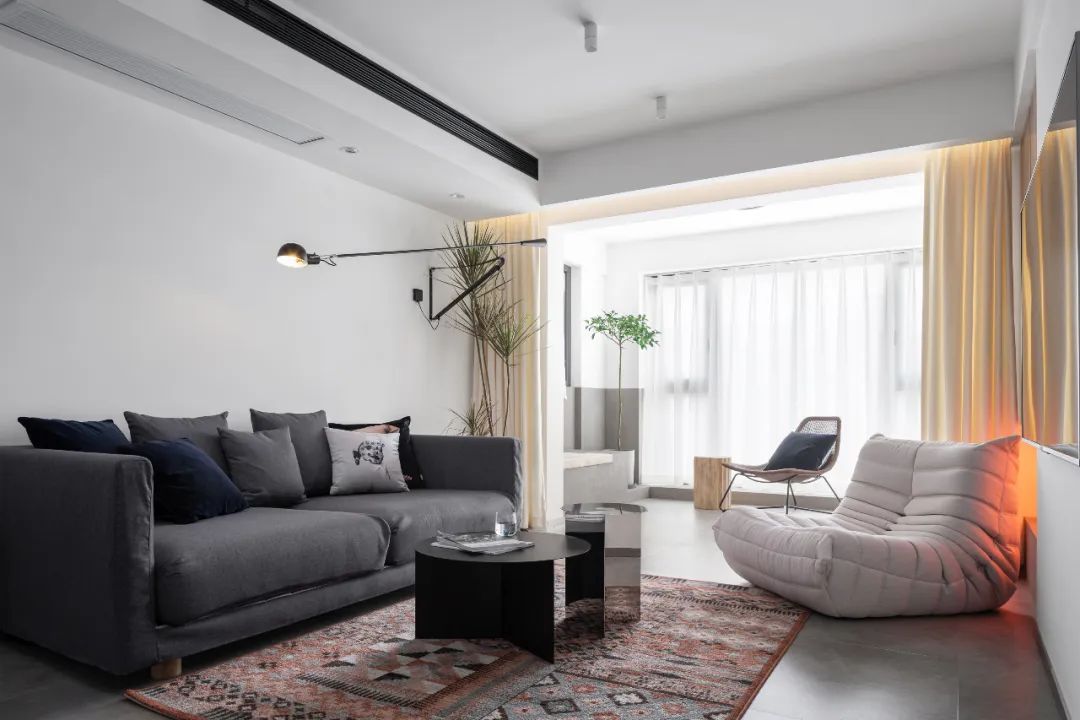 入门玄关连着小房间不浪费空间,现代化两边不靠墙入户玄关实用