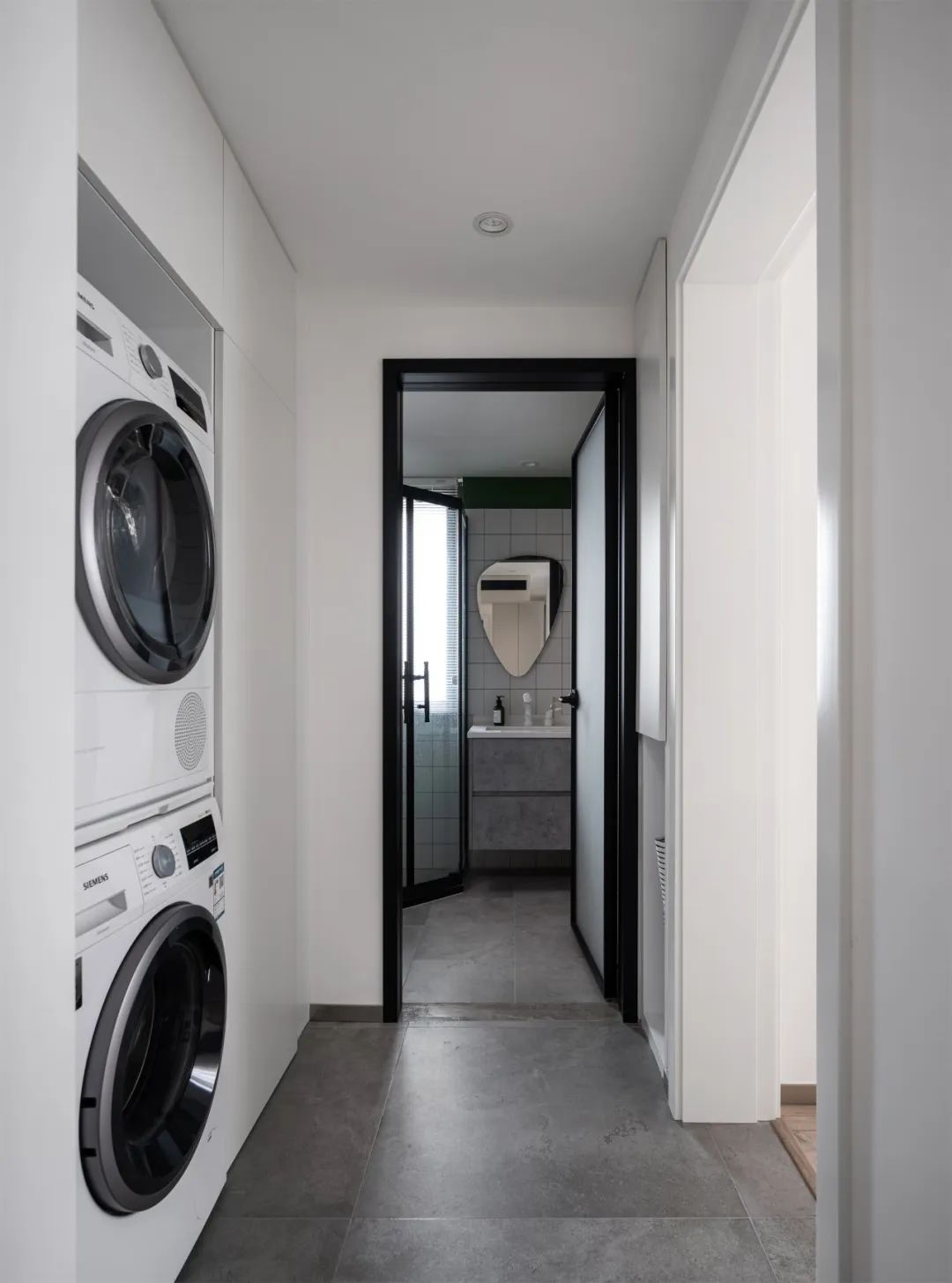 入门玄关连着小房间不浪费空间,现代化两边不靠墙入户玄关实用