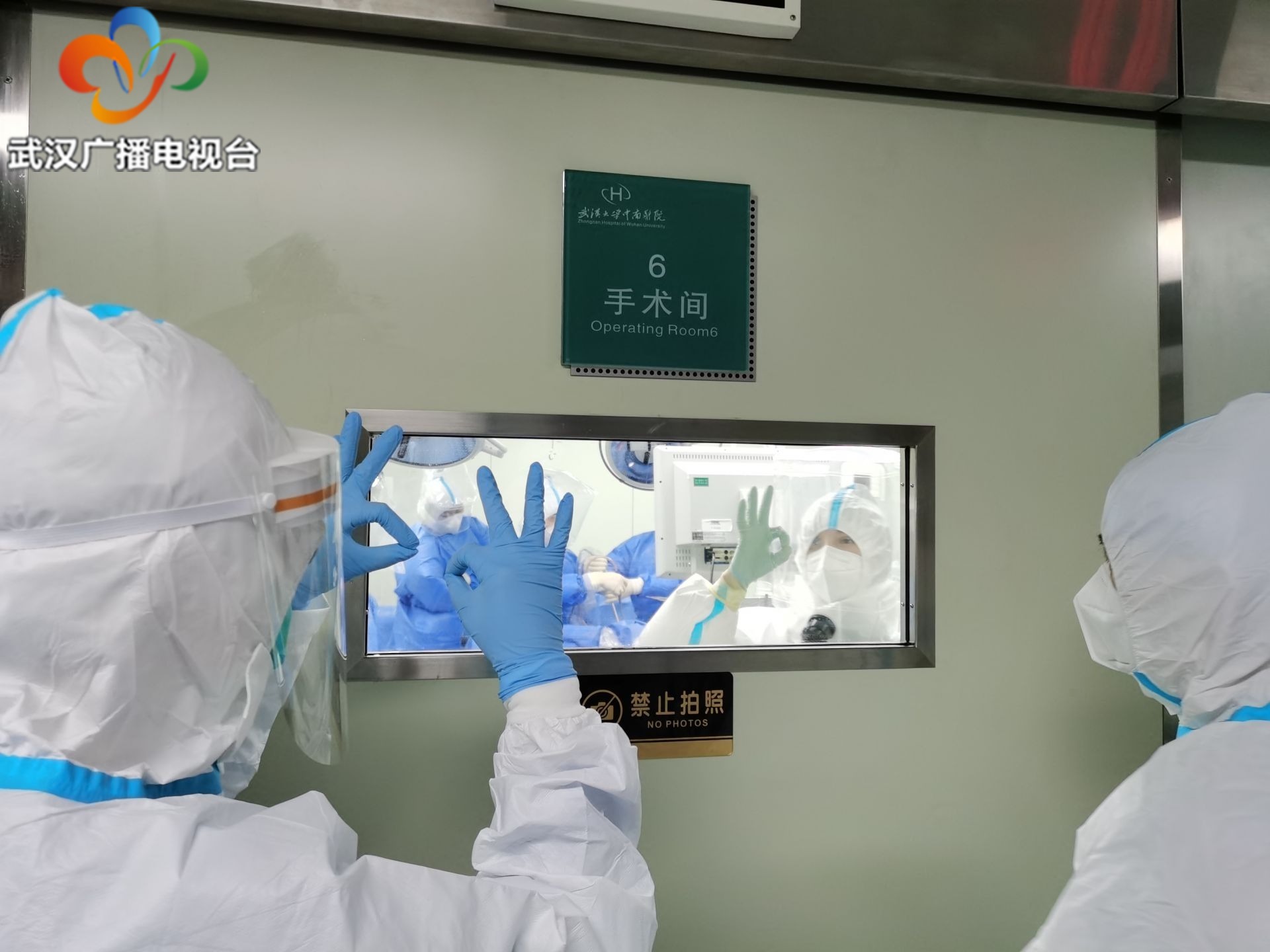 危重症新冠肺炎患者肺大泡破裂生命垂危医生在充满病毒气溶胶的手术室实施“补肺”手术