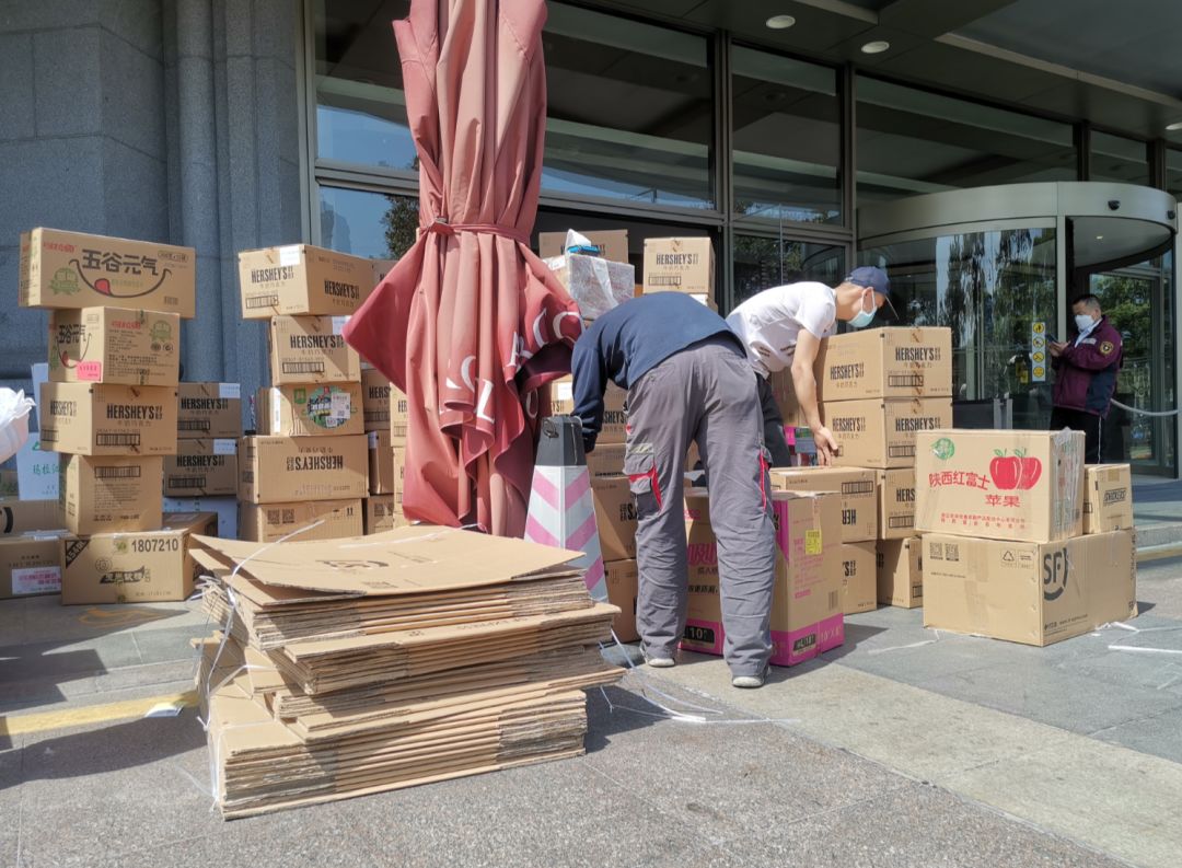 被称为“前线医护人员守护者”的快递小哥，又做了一件好事...