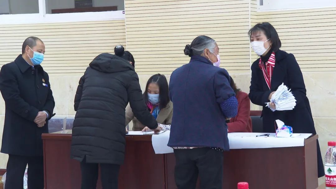 烹坝镇沙湾村移民户热闹抓阄“喜提土地”