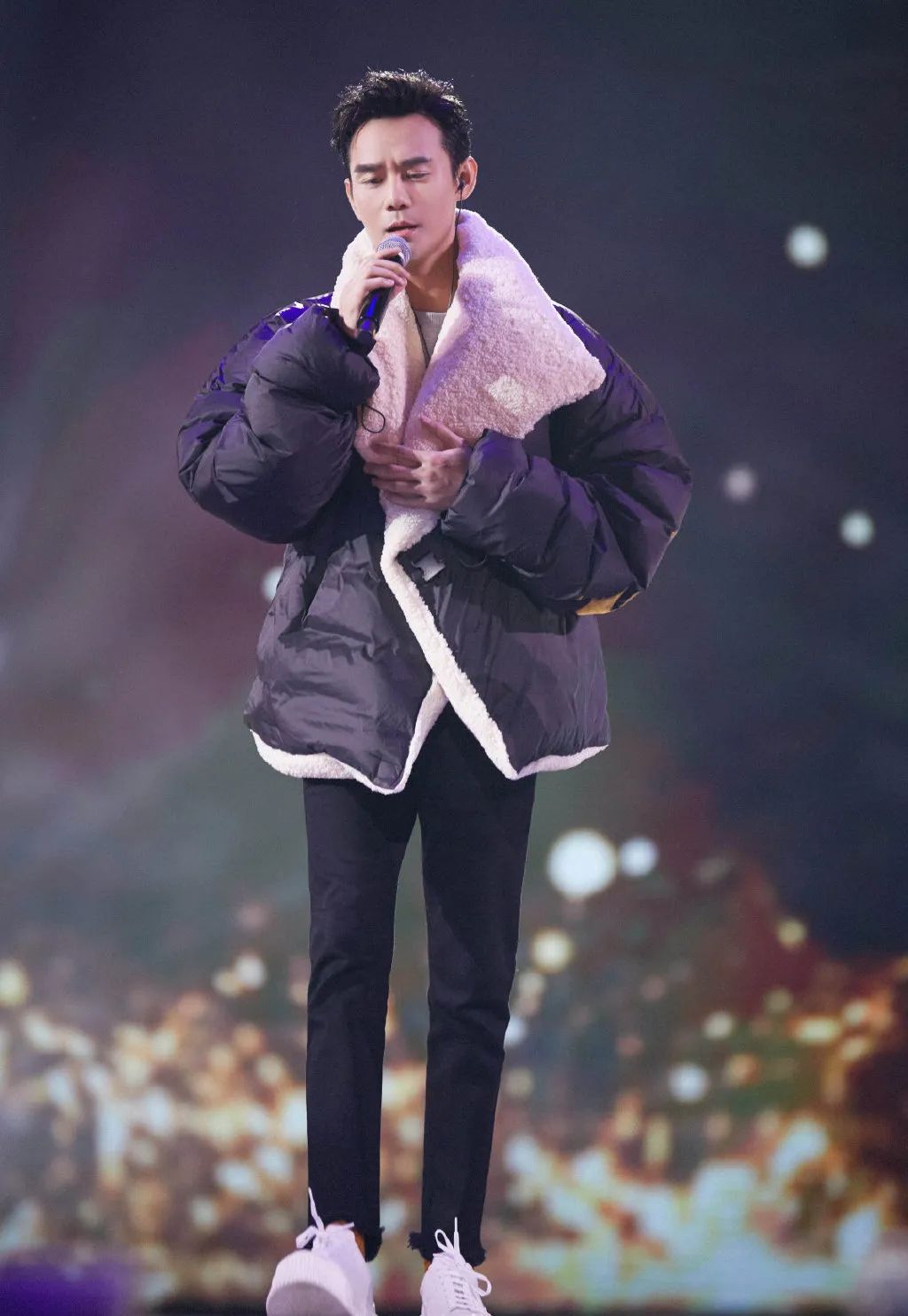 今年的自信就指着领子了