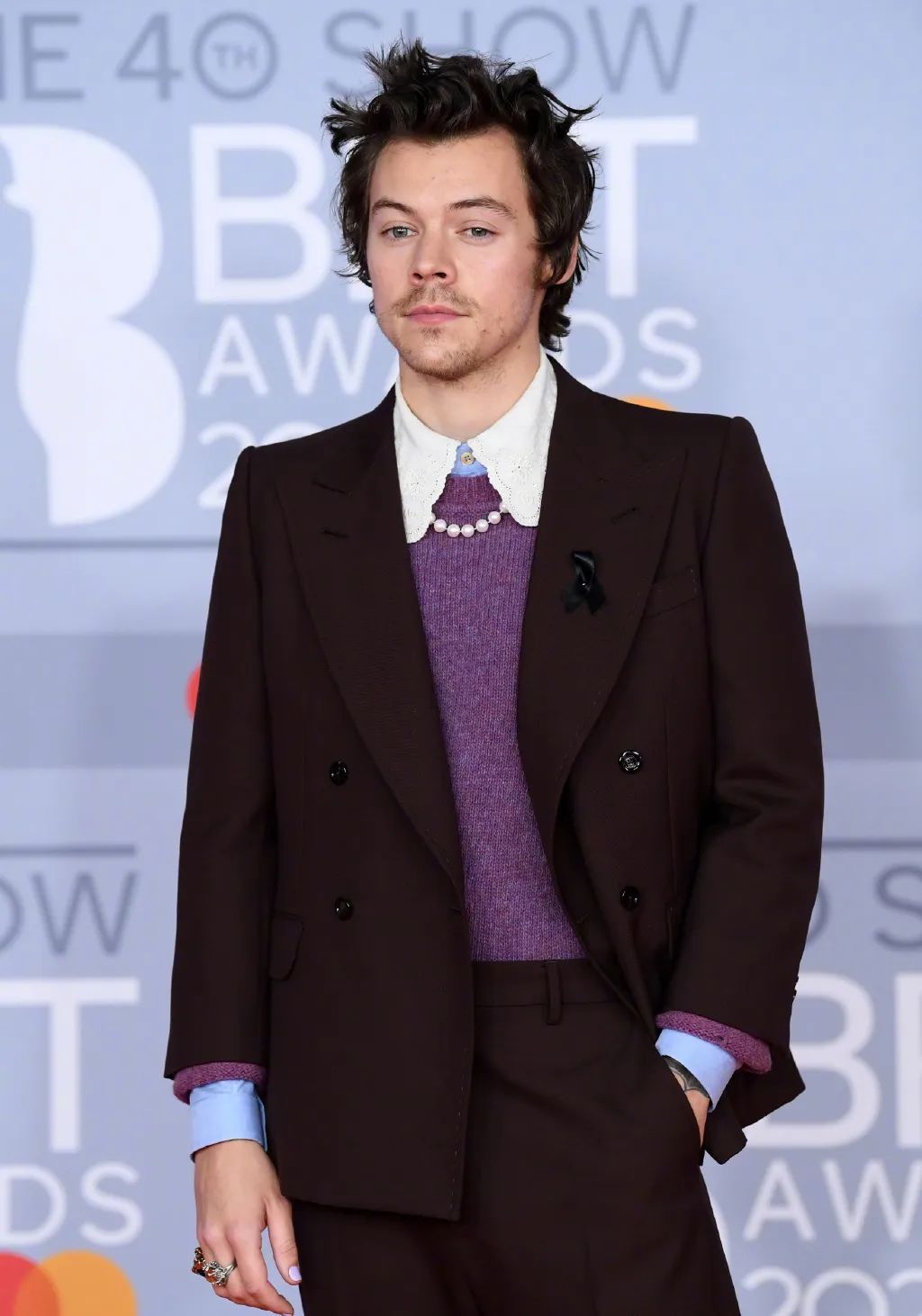 今年的自信就指着领子了