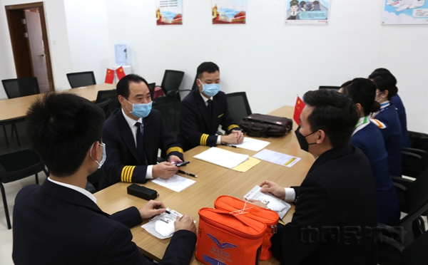 贵州援鄂医疗队出征飞机上,贵州返黔援鄂医疗队