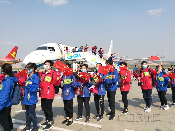 贵州援鄂医疗队出征飞机上,贵州返黔援鄂医疗队