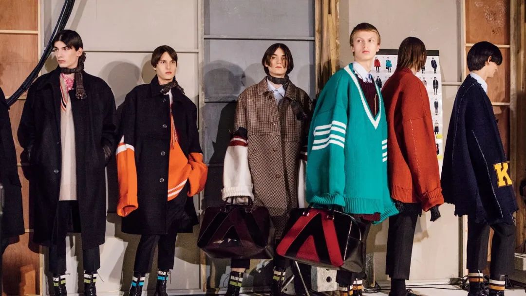 rafsimons目前的职务,rafsimons现在转到哪里了