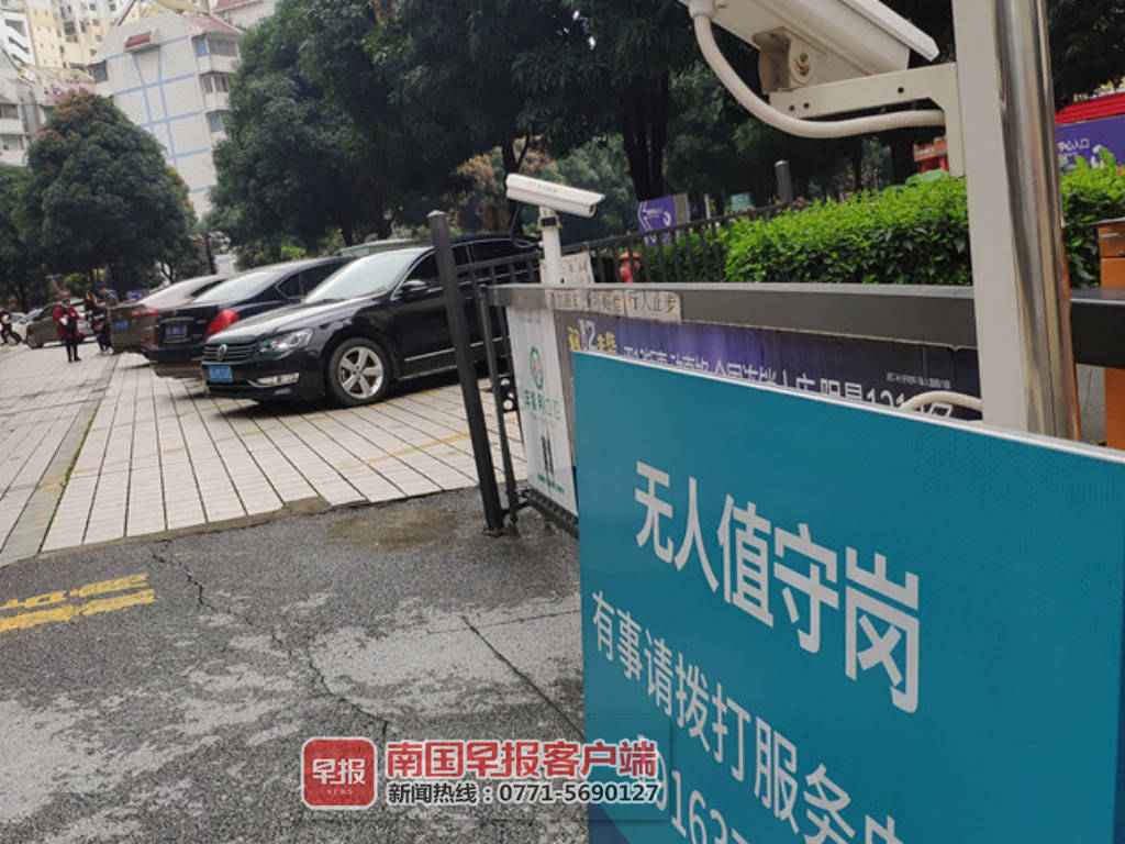 小区门口无人值守岗亭,广西南宁一小区保安