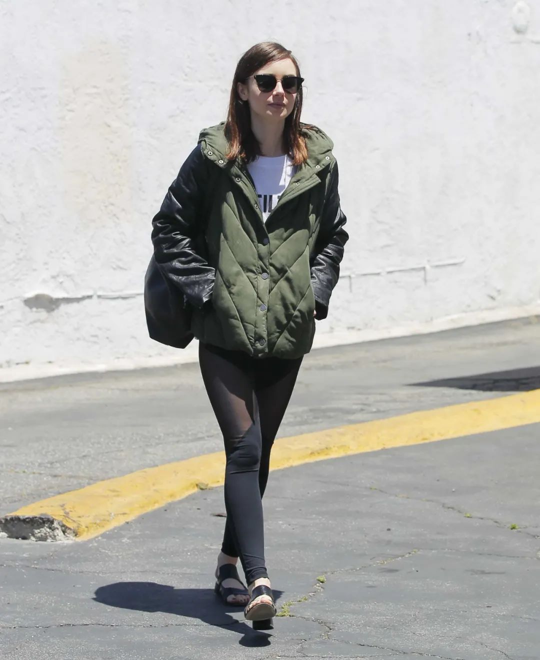 种草鹅的穿搭图片,lilycollins粉色大衣