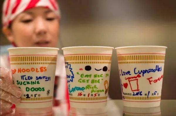 年销量55亿份的日清，为了一个细节，竟然造出一个世纪大*局骗**