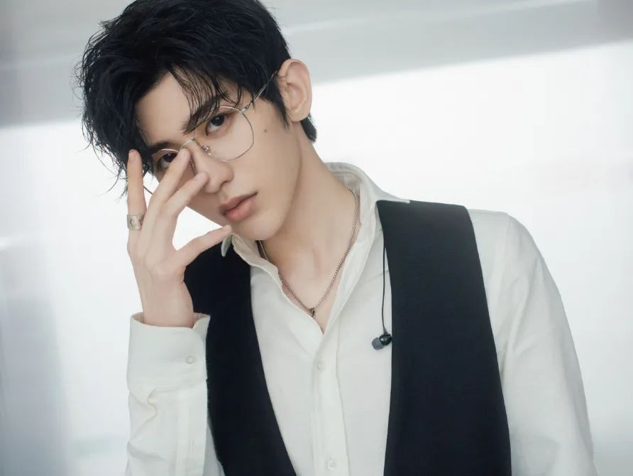 安崎、谢可寅、喻言……可都是“痣”在必得的女孩子