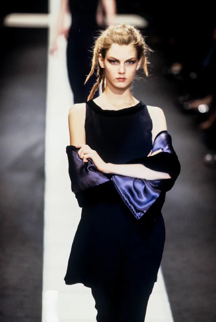 41岁妖孽超模养鸡种田,凭一张动图霸屏15年:原来这只老狐狸,早已修成了仙