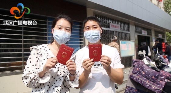 爱与武汉一起“解封”：“爱情树”见证结婚复婚升温