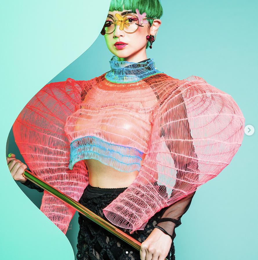 搞艺术前快回家把奶奶打扮一下，让她成为你的灵感缪斯吧