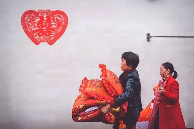 央视曝光蚕丝被长期盖,桑蚕丝真丝被曝光