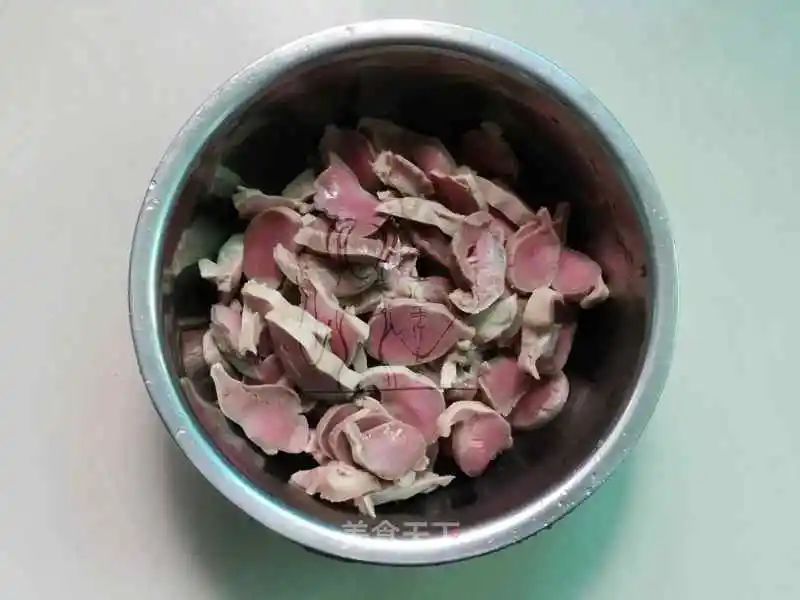 无任何添加的卤鸭货,刚卤出来的鸭货比较麻