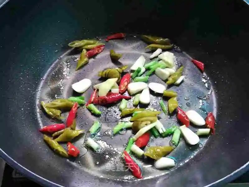 无任何添加的卤鸭货,刚卤出来的鸭货比较麻