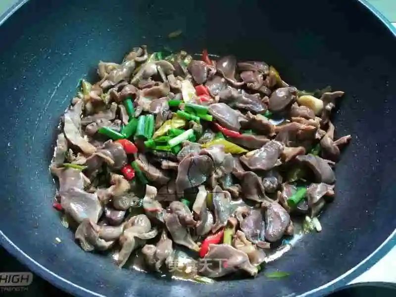 无任何添加的卤鸭货,刚卤出来的鸭货比较麻