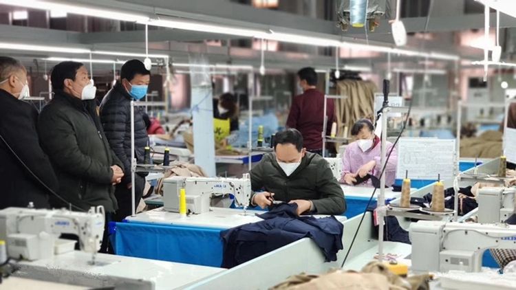 秦奋有新貌丨拔穷根、开富源西乡脱贫摘帽努力实现人人有产业