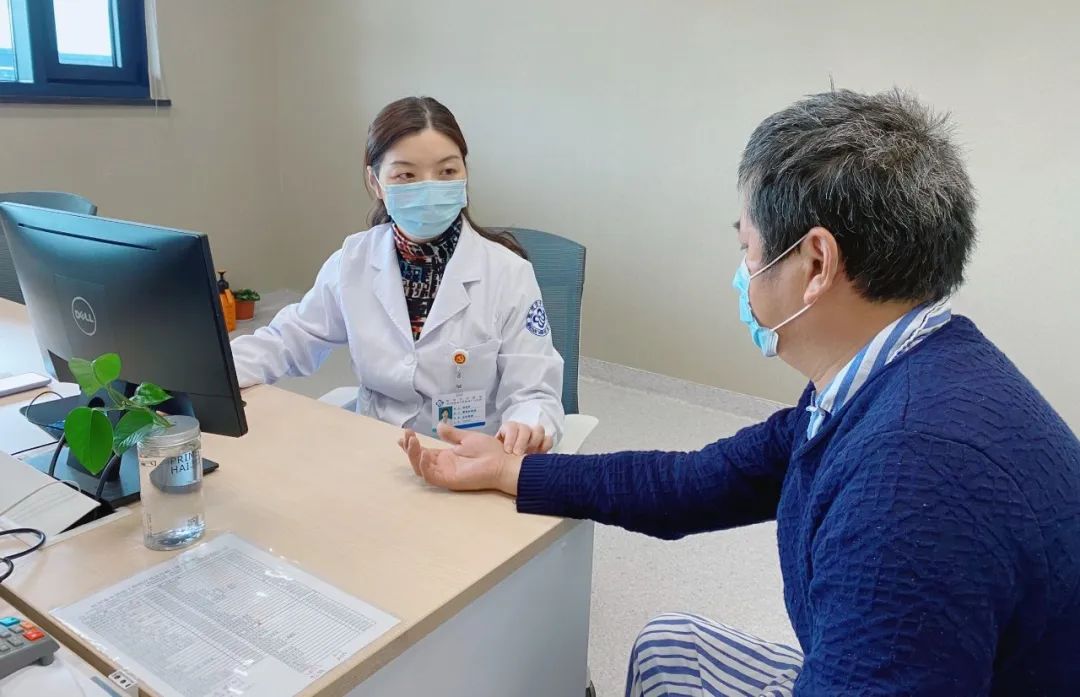 杭州大伯被腹痛反复折磨,大伯晚上脚趾肿