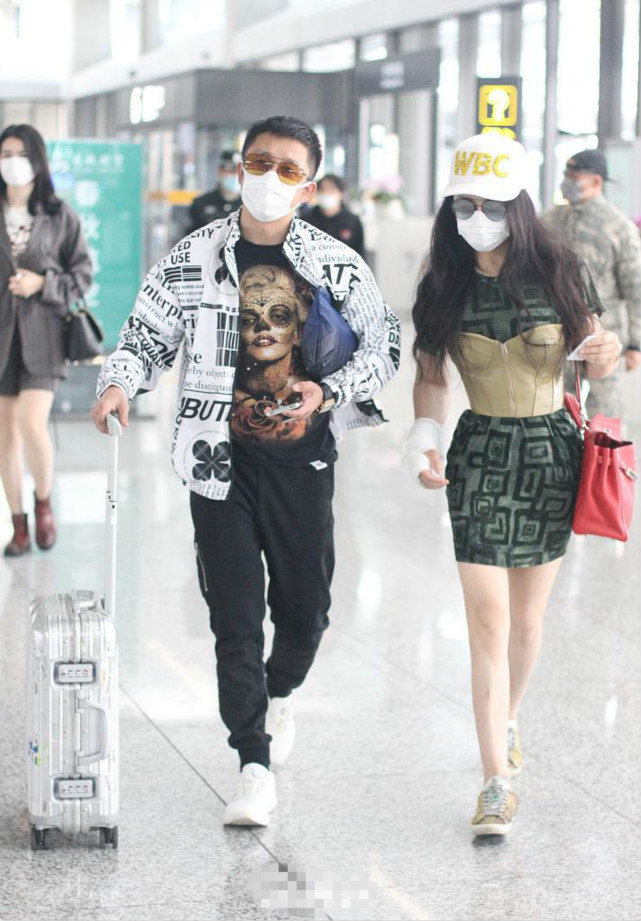 冉莹颖和邹市明机场照,冉莹颖为邹市明呐喊穿的衣服