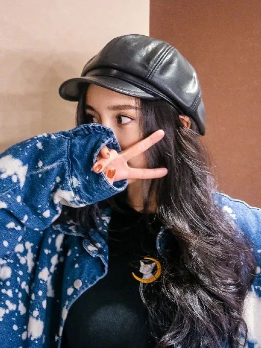 杨幂首次直播喜提五个热搜,杨幂新闻最新消息视频直播