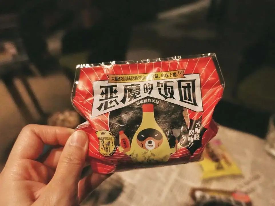 去便利店买吃的回来吃,去便利店买个东西