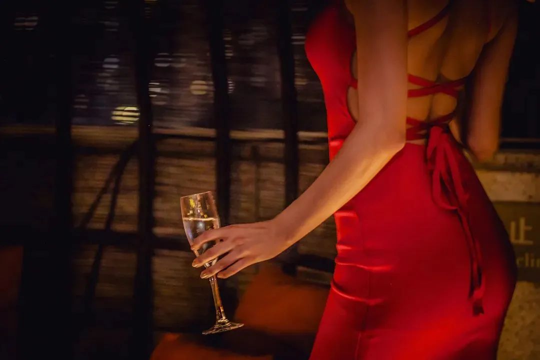 不热不堵人不多,城中开房度假难道不够爽吗?丨寻味