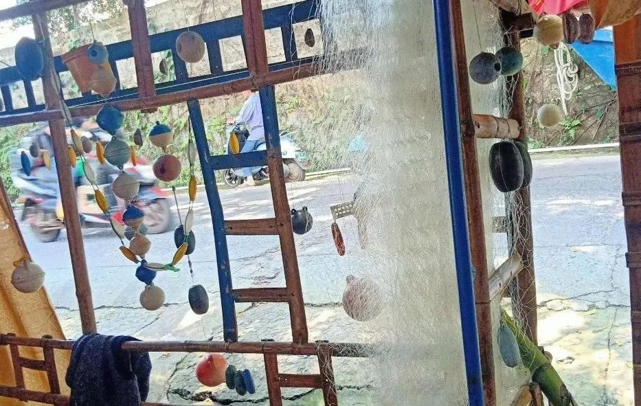 在海边捡回废旧边角料，他竟在涠洲岛搭出一间“疍家棚”！