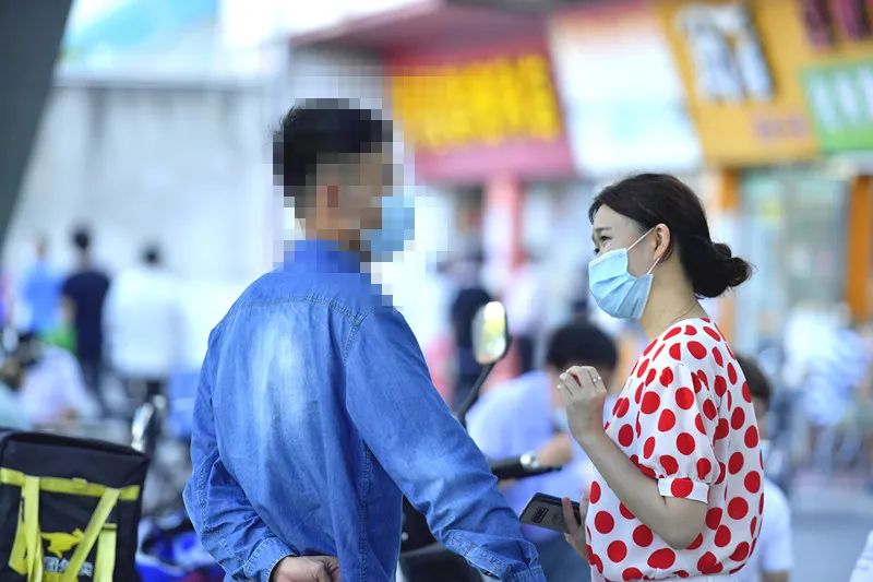 实探丨富士康强制放假四个月？订单确有减少，部分合同工签休假协议，派遣工遭解聘…