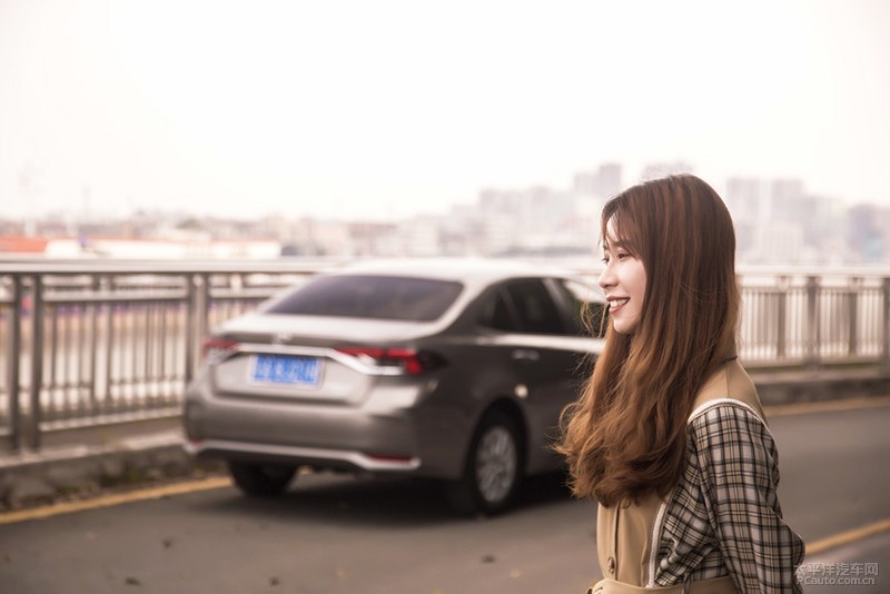 美女伴娘买车记她为何心动最低配卡罗拉？