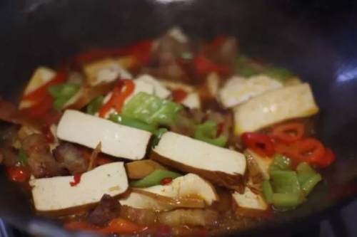 肉丁豆干炒酱家常做法,豆瓣豆干炒肉的做法