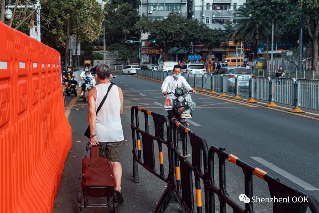 look这是什么牌子的包包,严浩翔说look这是tnt什么舞台