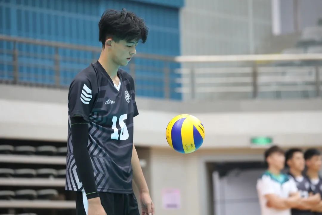 尼龙校草｜你的夏日运动场，就差这位复旦排球队帅哥朱启航了