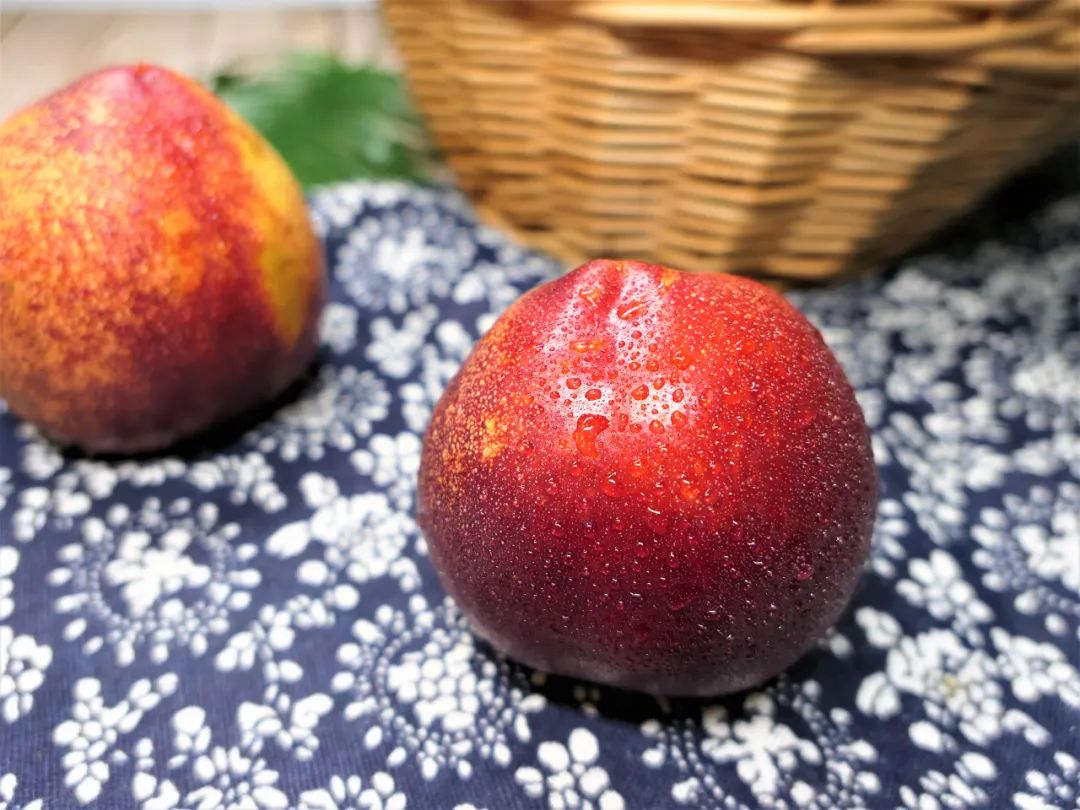 油桃汁水,黄心油桃5斤应季大桃子