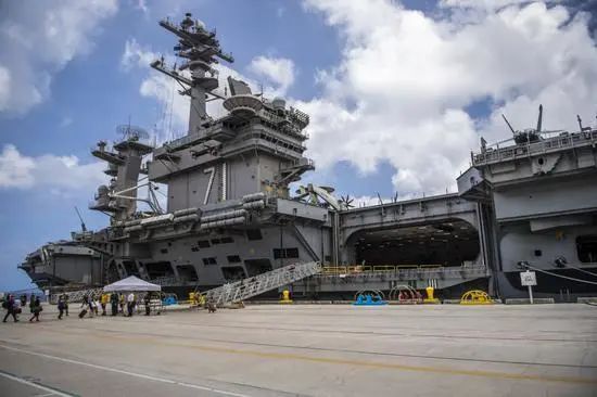 美军驱逐舰进入12海里,美军驱逐舰由南向北通过海峡