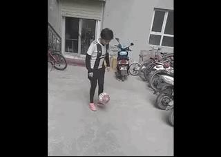 鐤儏闃村奖绗肩僵涓嬬殑瓒崇悆,鐤儏瓒崇悆