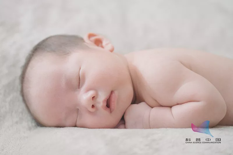 为什么宝宝屁股有一块淤青斑,为什么新生婴儿屁股会有大块淤青